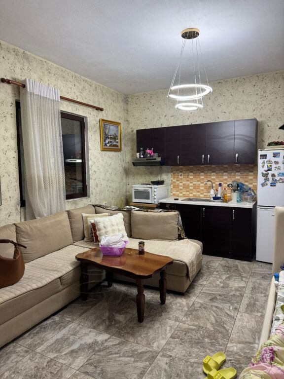 APARTAMENT 1+1. 40000 LEKE.ISH PARKU I AUTOBUZAVE