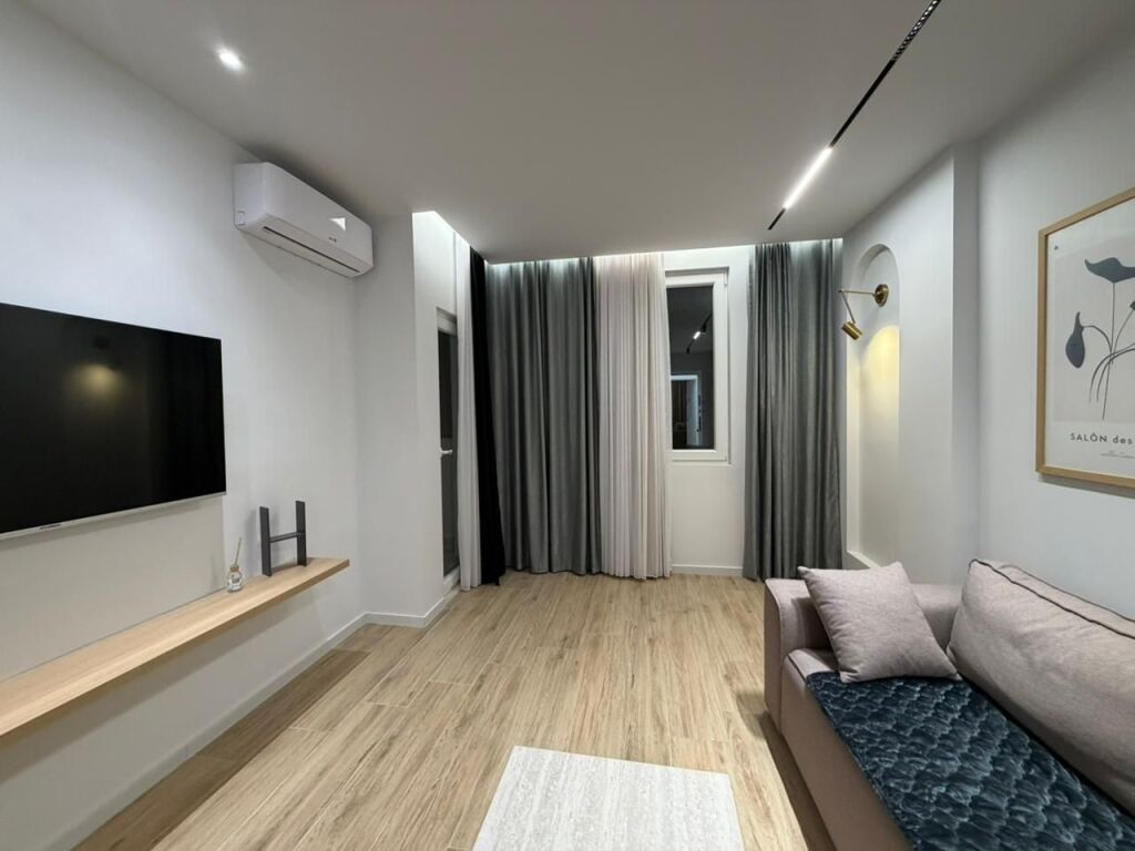 Jepet apartament me qera 1+1 pamje deti