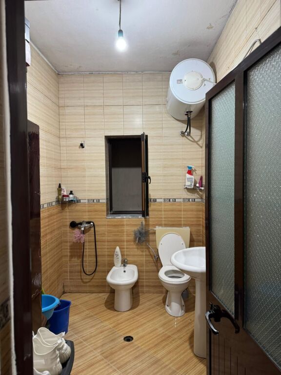 APARTAMENT 1+1. 40000 LEKE.ISH PARKU I AUTOBUZAVE