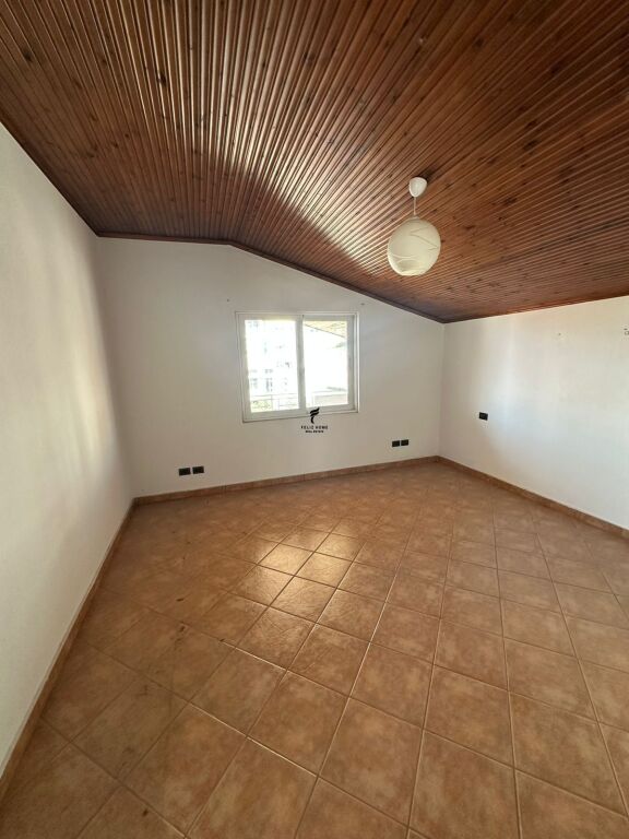 VILLA IN AFFITTO SU 3 PIANI COMUNE DI PARISIT 2.500 EURO FH-69973