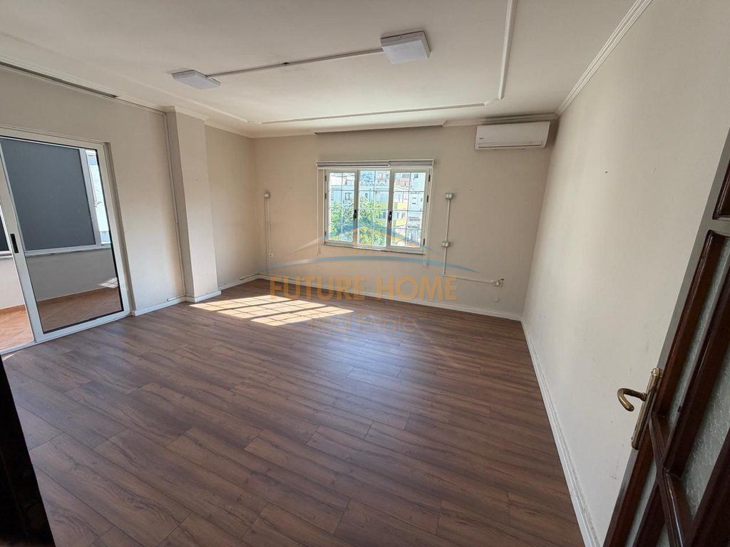 Qira, Ambient biznesi për zyra, Sheshi Willson,Tirane.