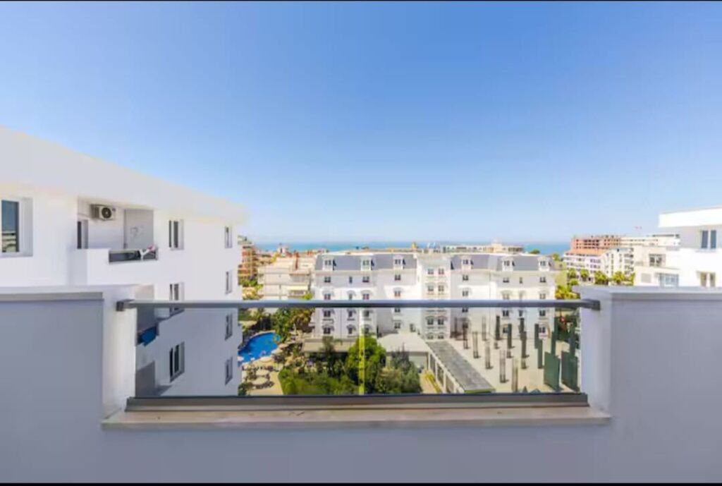 Jepet apartament me qera 1+1 pamje deti
