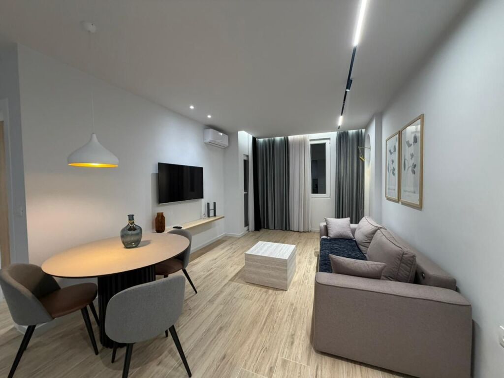 Jepet apartament me qera 1+1 pamje deti