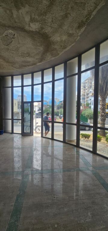 VENDITA AMBIENTE COMMERCIALE (NEGOZIO) --- SPIAGGIA DURRES