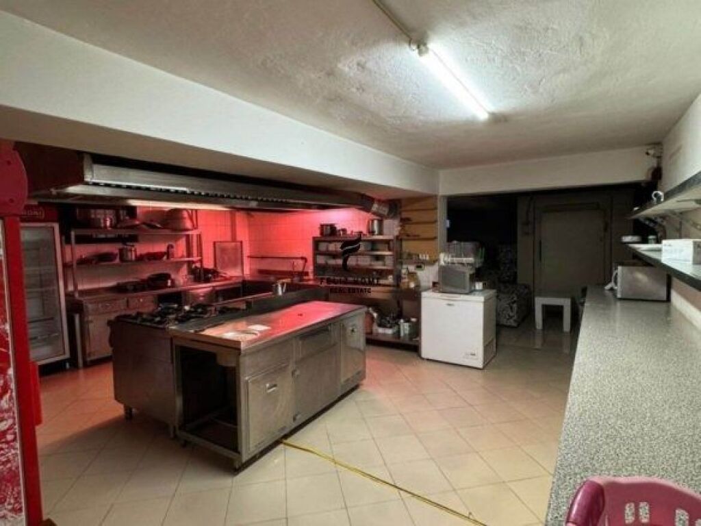 LOCALE IN AFFITTO 600 M2 PORCELAN 150.000 LEKE FH-69911