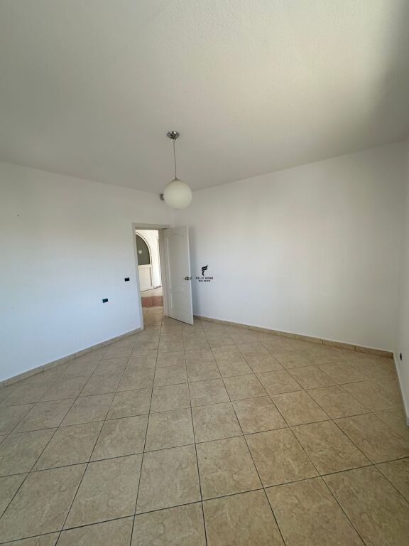 VILLA IN AFFITTO SU 3 PIANI COMUNE DI PARISIT 2.500 EURO FH-69973