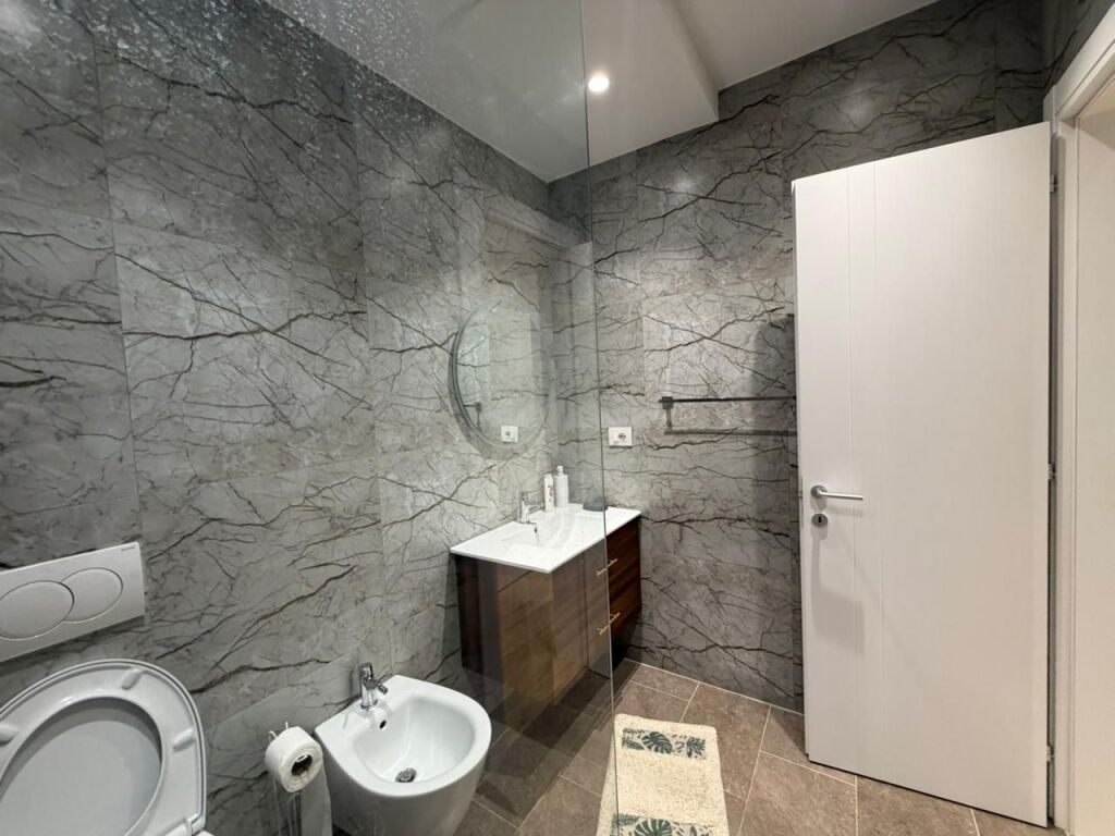 Jepet apartament me qera 1+1 pamje deti