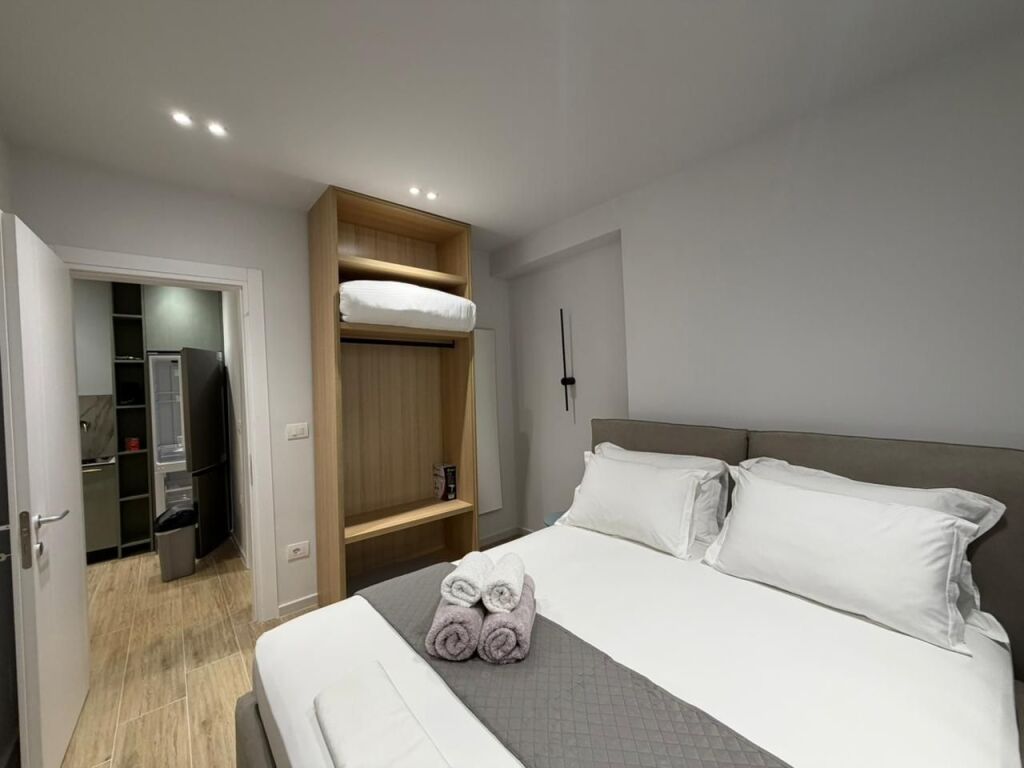 Jepet apartament me qera 1+1 pamje deti