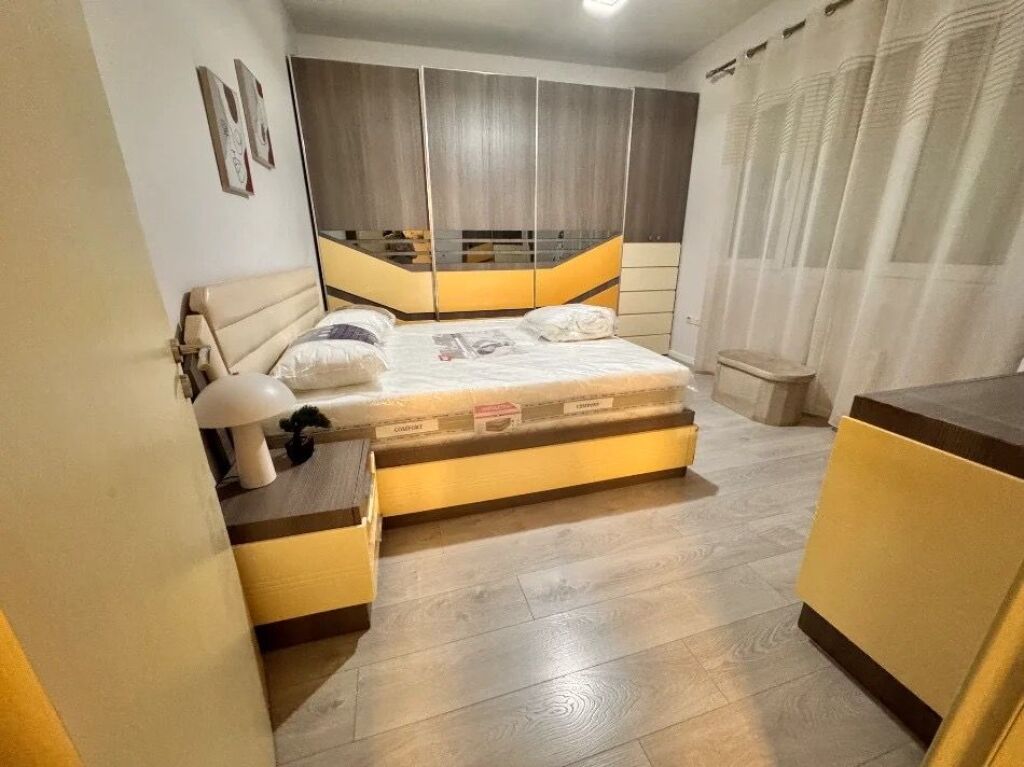 Jepet me qera apartament tek rruga Jordan Misja