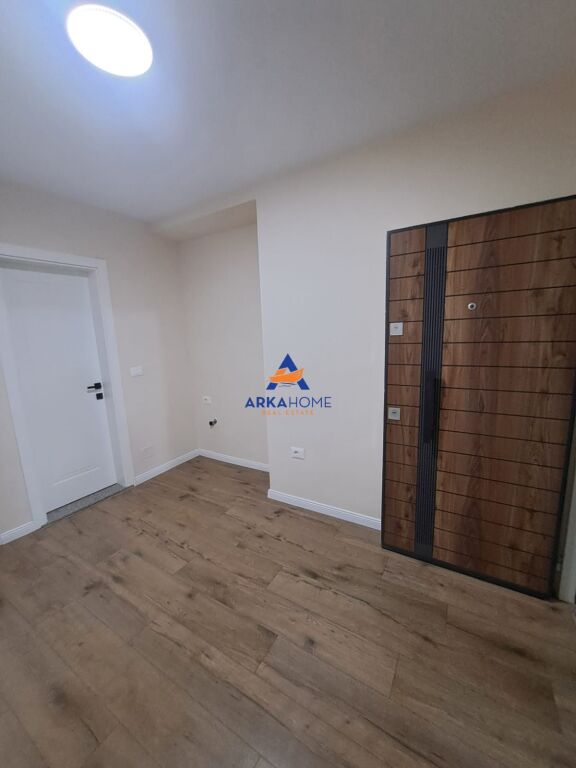 JEPET ME QERA ZYRE 80M2 "9 KATESHET, KULLA 2" 900 EURO