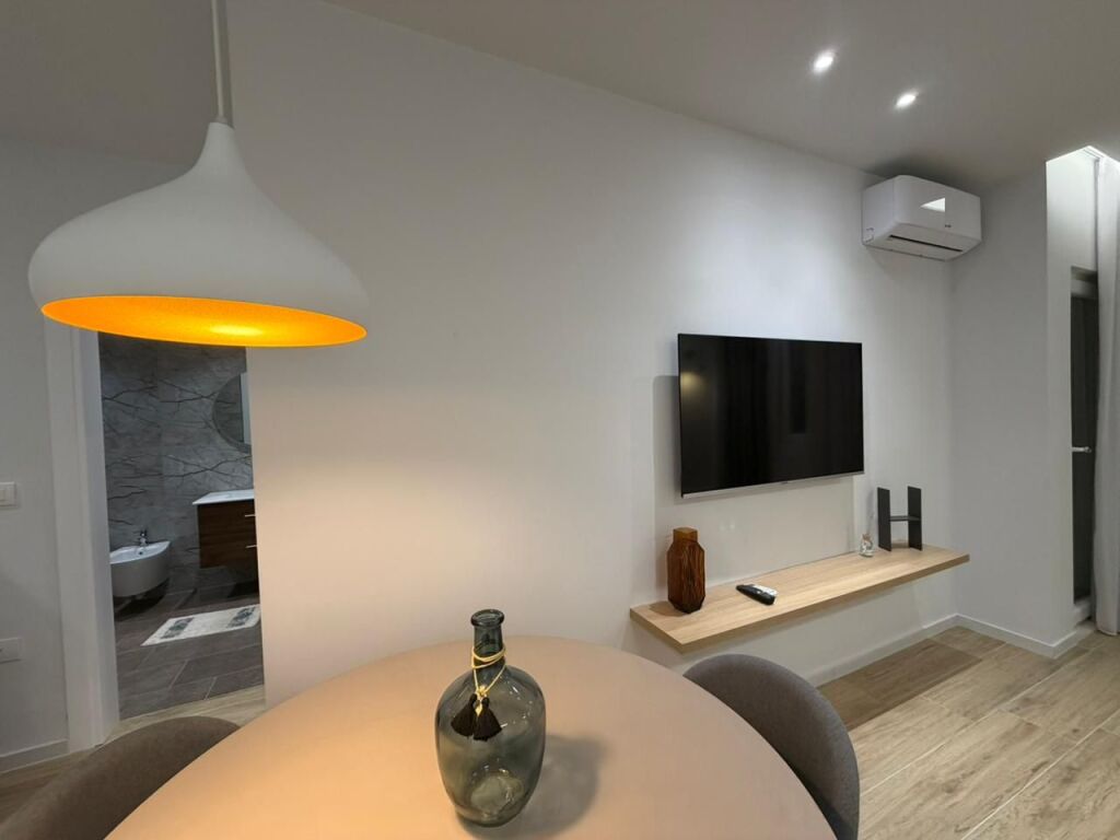 Jepet apartament me qera 1+1 pamje deti