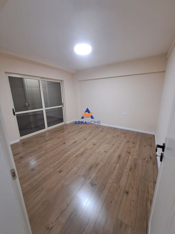 JEPET ME QERA ZYRE 80M2 "9 KATESHET, KULLA 2" 900 EURO