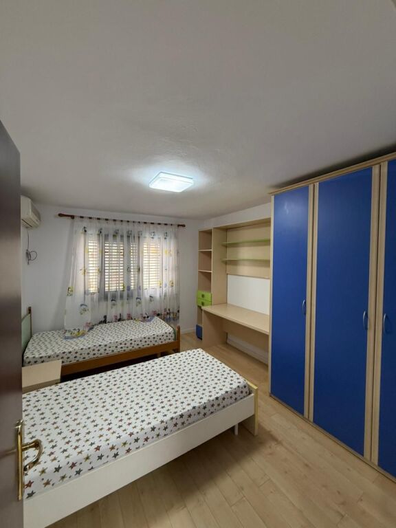 Shitet apartament 2+1 tek Rruga e Elbasanit