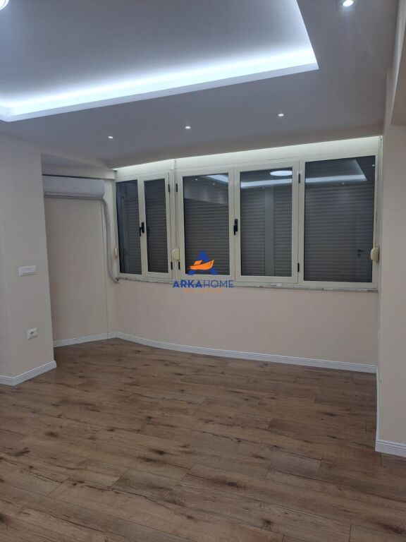 JEPET ME QERA ZYRE 80M2 "9 KATESHET, KULLA 2" 900 EURO