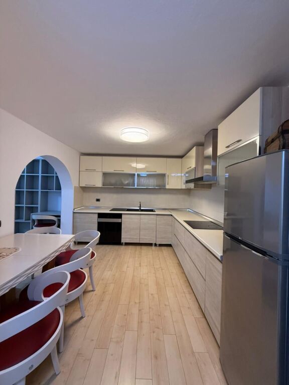 Shitet apartament 2+1 tek Rruga e Elbasanit