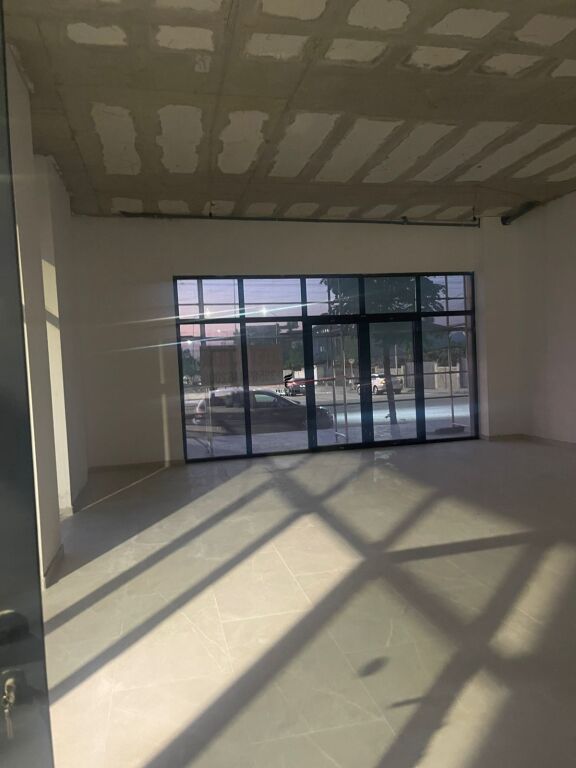 SHOP FOR RENT 250M2 KAMEZ 2500 EURO FH-69945
