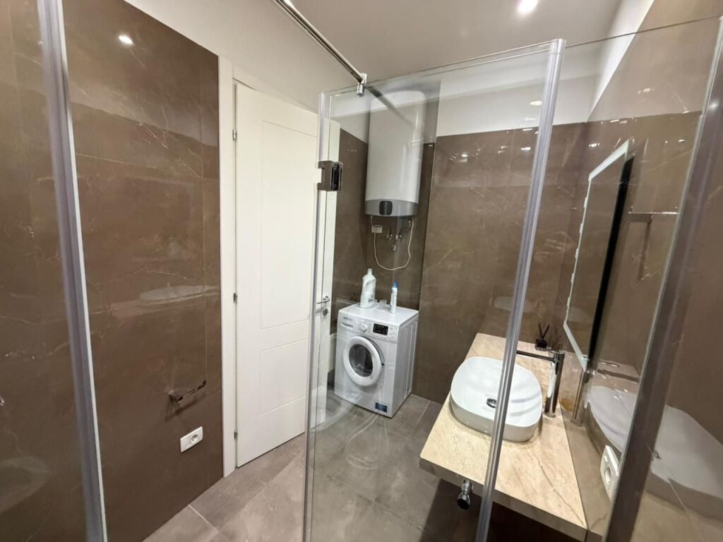 📣 Jepet me qira apartament 2+1+2 me parking 📍 Kompleksi Delijorgji, Rruga “Kavajës”💶 Çmimi: 110.000 lekë/muaj