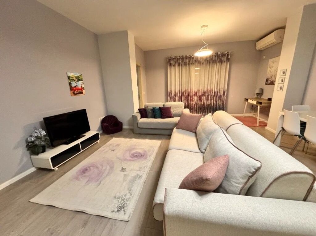 Jepet me qera apartament tek rruga Jordan Misja