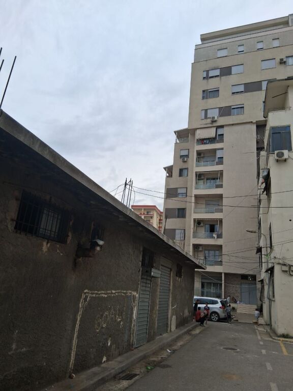 VENDESI APPARTAMENTO 2+1+2 + BALCONE SCUOLA MARIE KACULINI DURRES