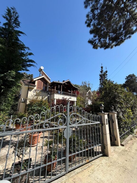 Villa su due piani in vendita a Qerret