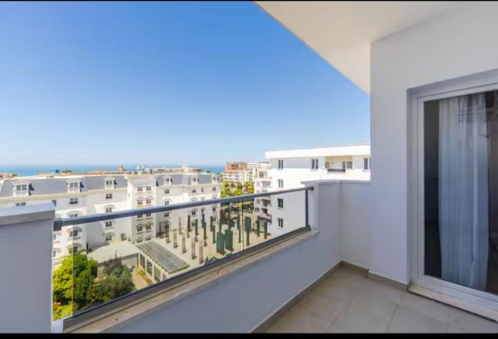 Jepet apartament me qera 1+1 pamje deti