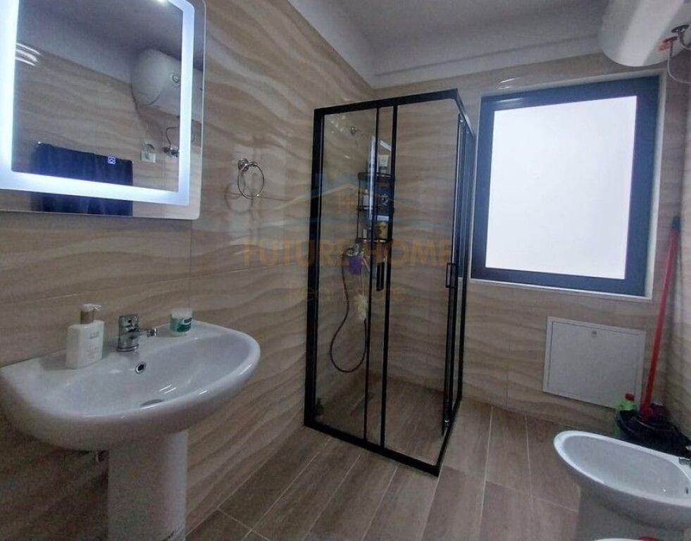 Qera, Apartament 2+1+2+Post Parkimi, Rruga 5-Maji, Tirane.