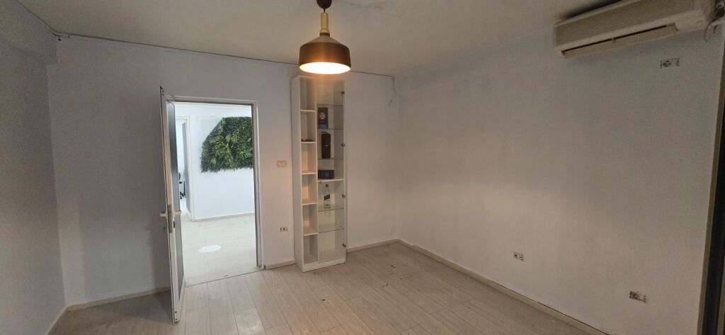 Business premises for rent in the block