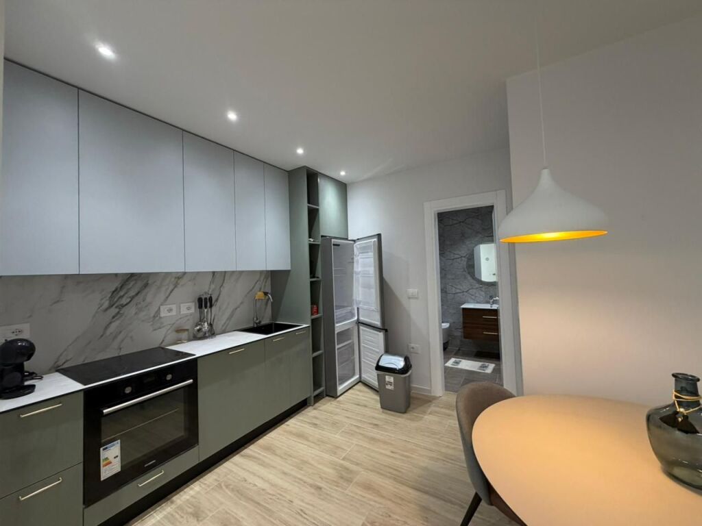 Jepet apartament me qera 1+1 pamje deti