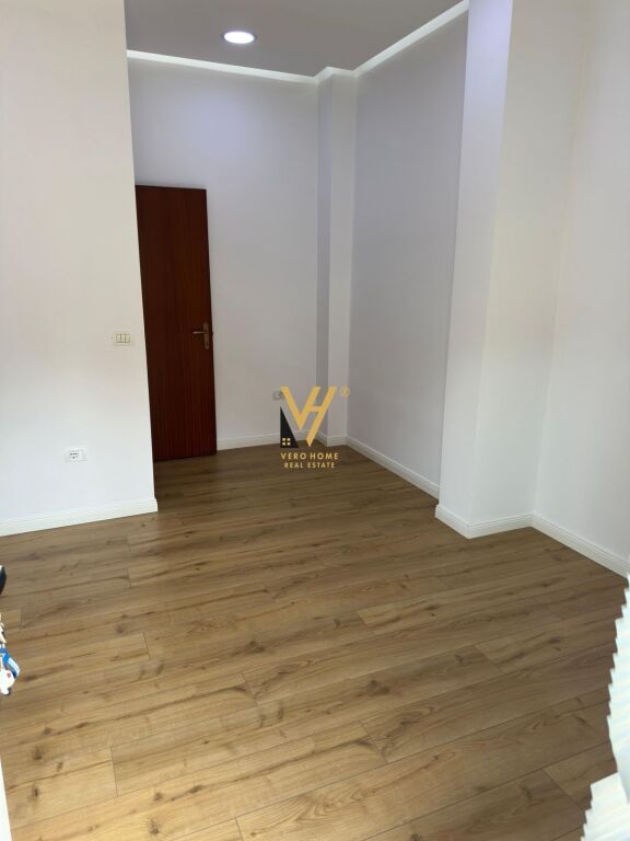 LOCALE COMMERCIALE 18 M2 A KOMUNA E PARISIT 25.000 LEKE IN AFFITTO
