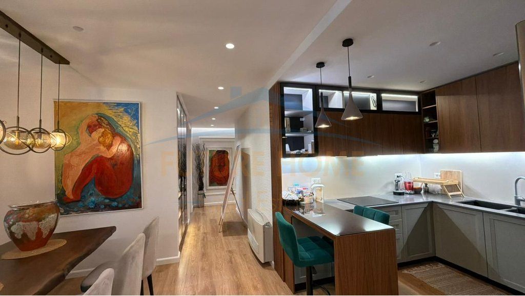 Apartment 3+1+2+2 parking spaces for sale Elbasan Street