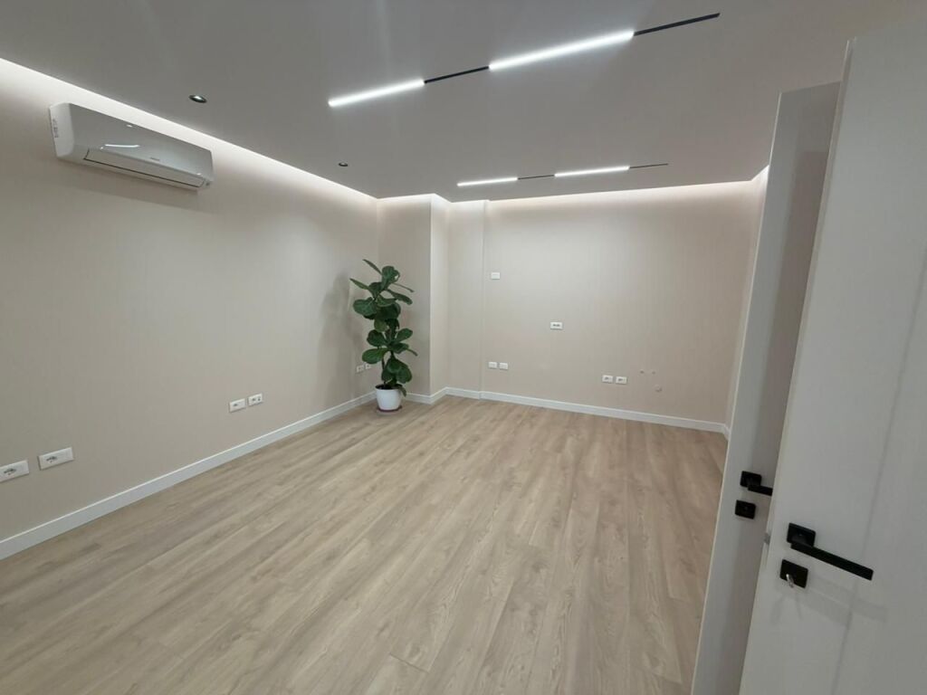 🏢JEPET ME QERA AMBJENT – 📍PËRBALL COIN / RTSH💰 250,000 lekë/muaj (neto)