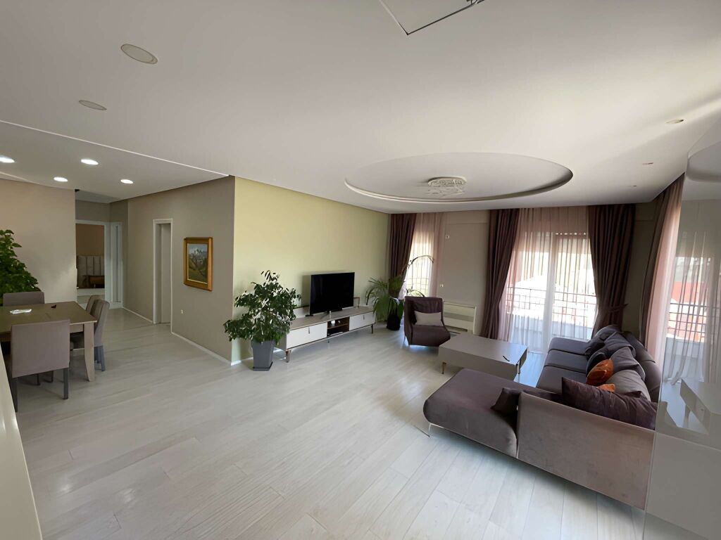 Apartament luksoz 3+1+2 me qira – Liqeni i Thatë !