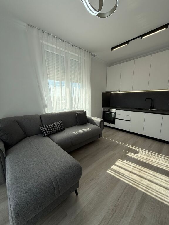 Appartamento 2+1 con parcheggio in affitto a Jordan Misja.  🚗 Con posto auto💰 Prezzo: 80.000 lek / mese  Per maggiori informazioni o visita, contattare privatamente.