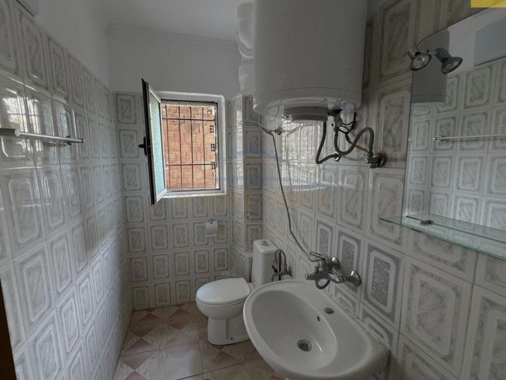 Shitet Apartament 1+1 në Ali Dem