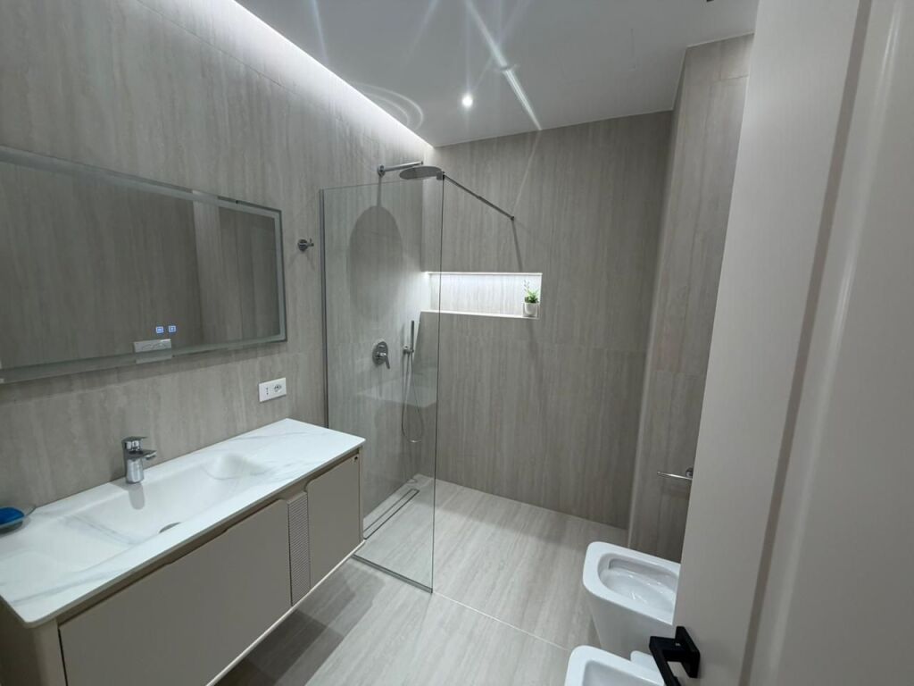 🏢JEPET ME QERA AMBJENT – 📍PËRBALL COIN / RTSH💰 250,000 lekë/muaj (neto)