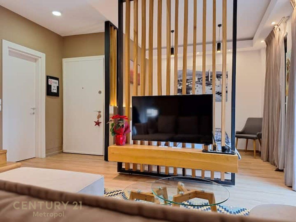 Affittasi studio con veranda nella zona di 21 Dhjetori, Tirana! 600 € /Mese Sup. Totale 51m2