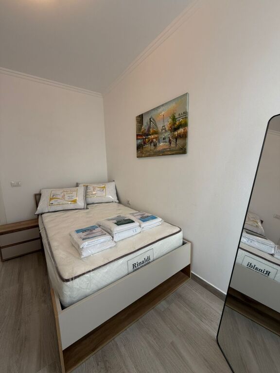 Appartamento 2+1 con parcheggio in affitto a Jordan Misja.  🚗 Con posto auto💰 Prezzo: 80.000 lek / mese  Per maggiori informazioni o visita, contattare privatamente.