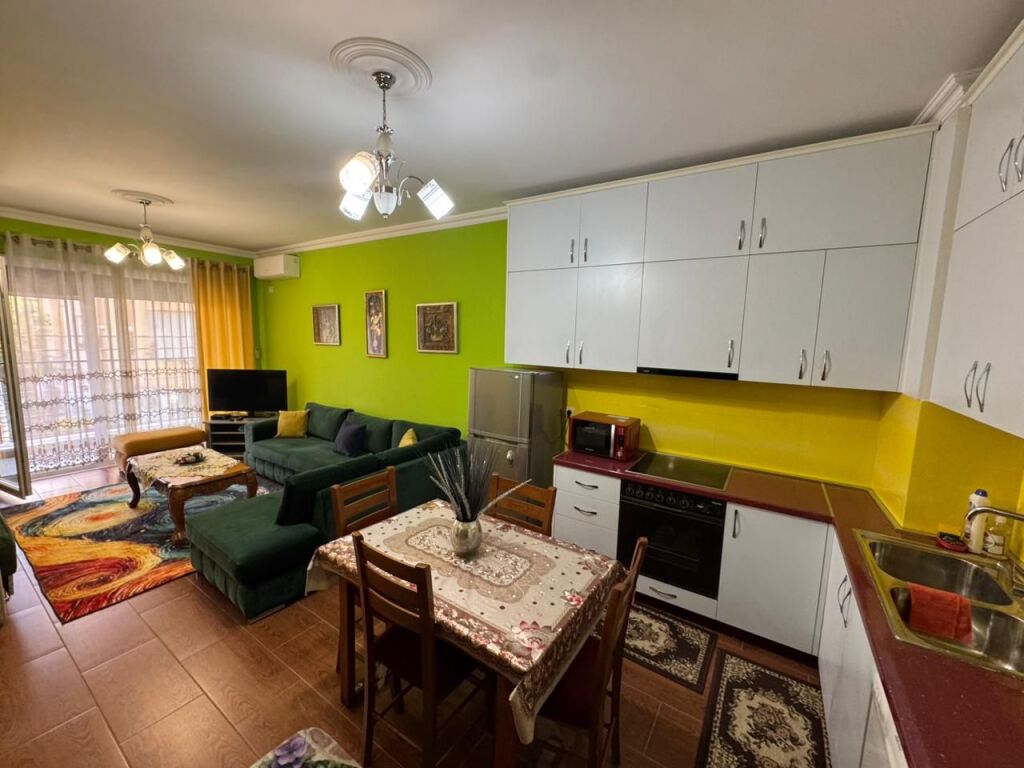 🏡 Affittasi 1+1 – 📍 21 Dhjetori, Via Frosina Plaku💶 500 €/mese