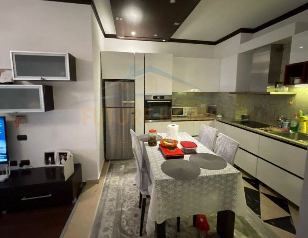 Shitet, Apartament 2+1+2, Kodra e Diellit, Tiranë.