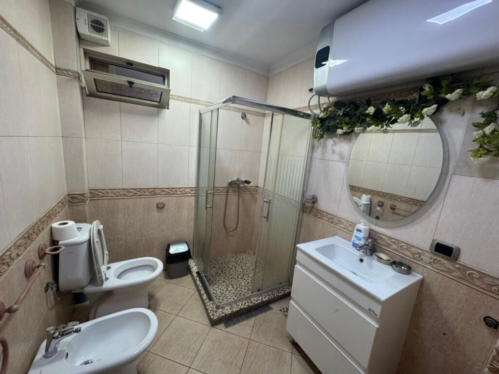 Jepet Apartament 2+1 me qira – Në Qendër të Tiranës !