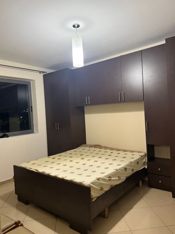 Jepet apartament me qera 1+1 ne Shkoze Siperfaqe totale :56 m2 Kati : 3 Organizohet : •Sallon ndenje +ambjent gatimi •1 dhome gjumi •1 tualet • Korridor Apartmenti eshte i  mobiluar .