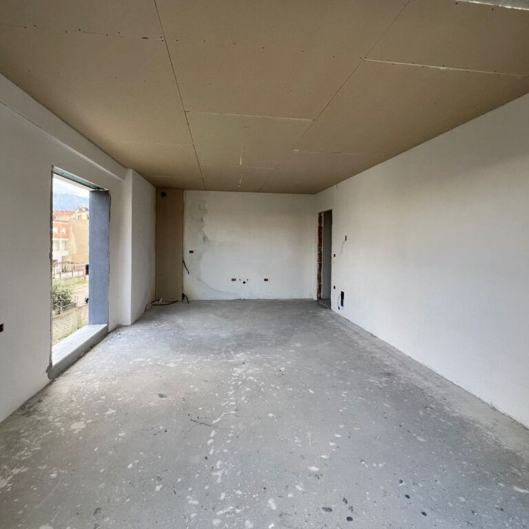 🏡 Vendesi in vendita 2+1+2 – Vicino alla Rotonda di Klan (Porcelan) 📍
