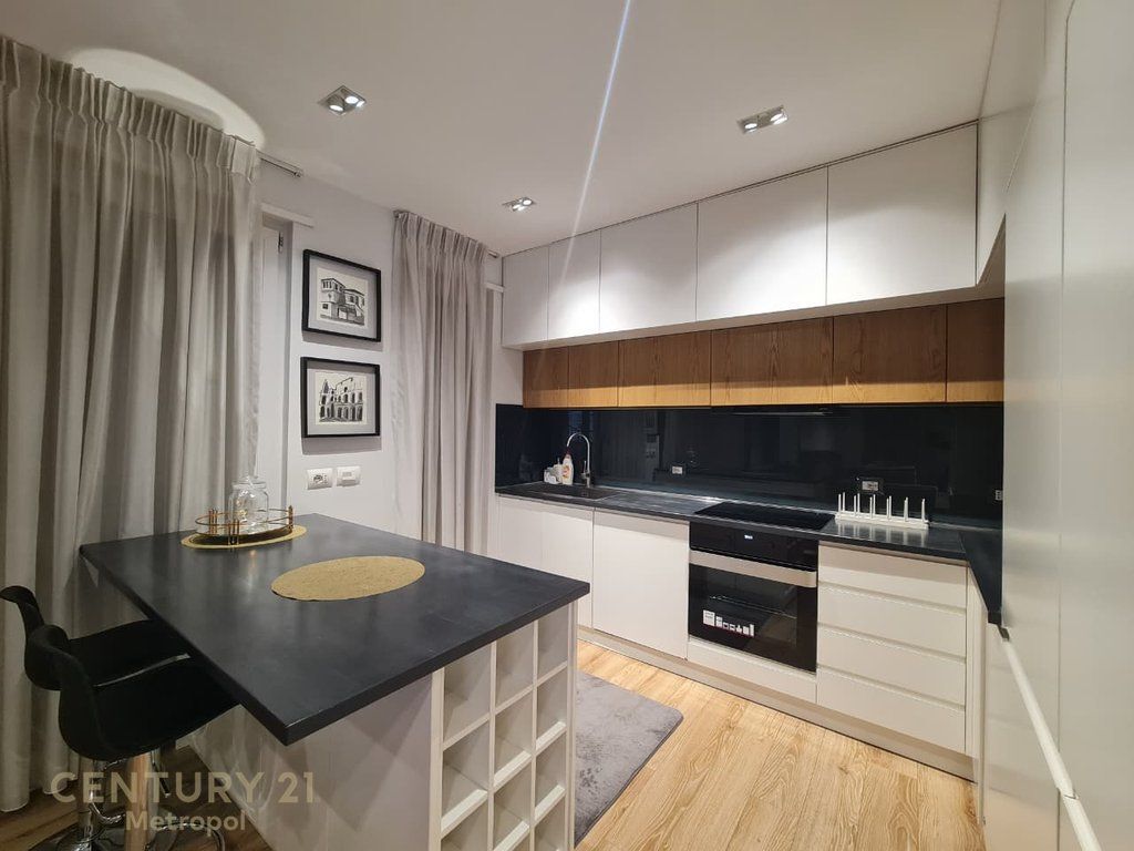 Affittasi studio con veranda nella zona di 21 Dhjetori, Tirana! 600 € /Mese Sup. Totale 51m2