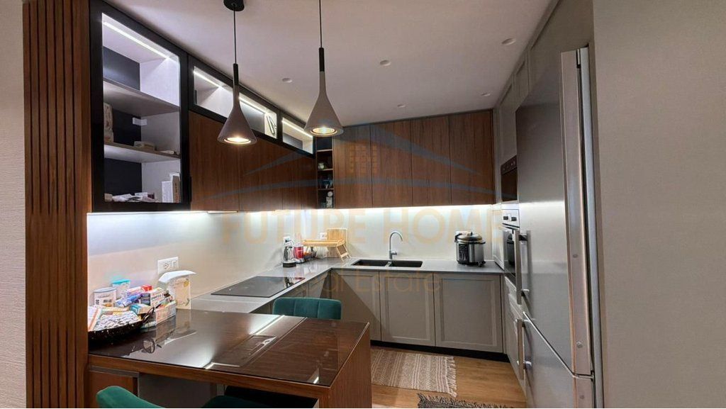 Apartment 3+1+2+2 parking spaces for sale Elbasan Street