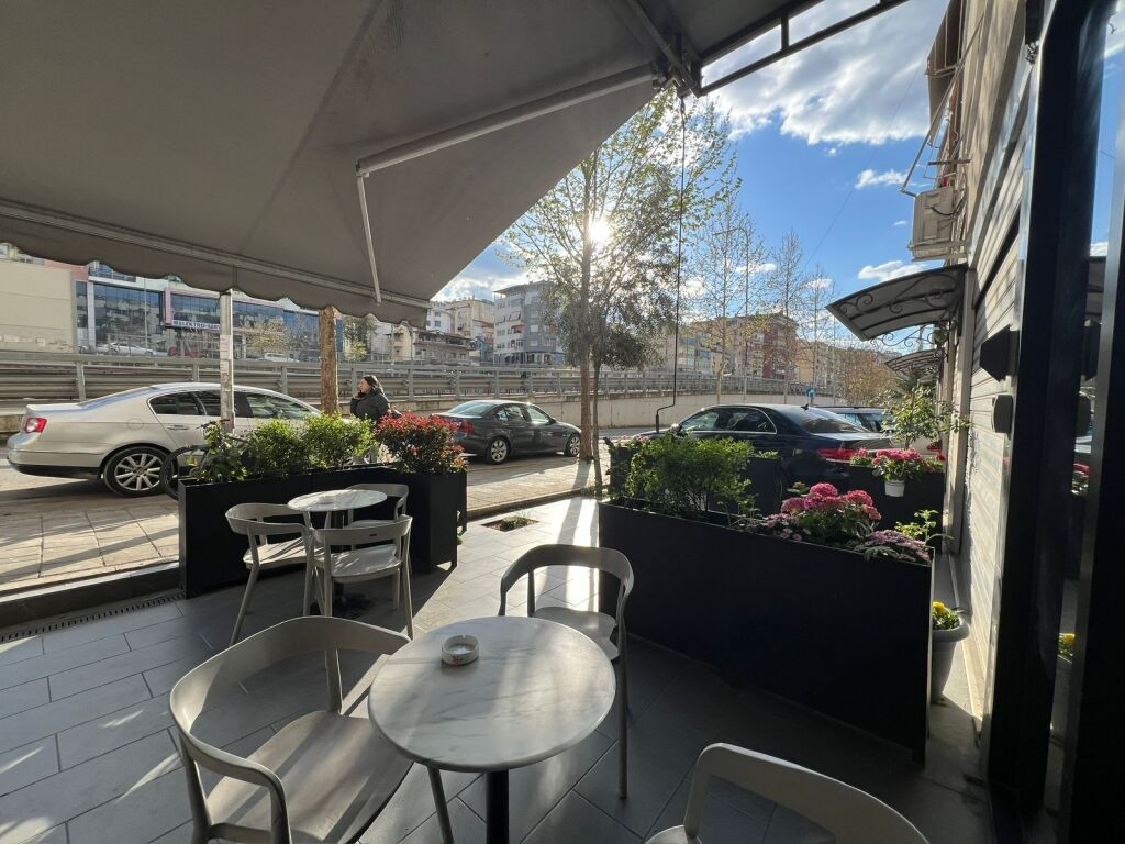 Shitet Bar/Kafe Komuna e Parisit
