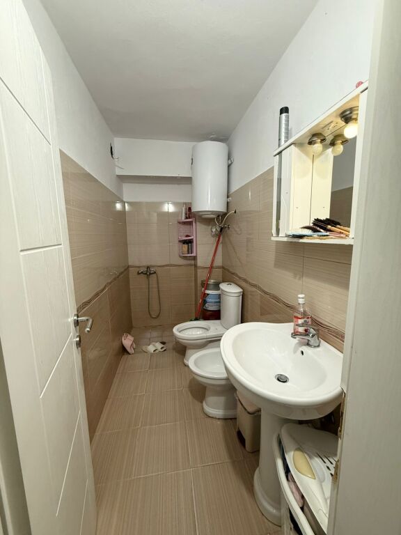Shitet apartament 2+1 te Ali Demi !