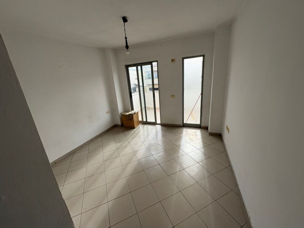 Jepet me qera Apartamenti 2+1+2 , Bosh, Komuna Parisit prane Kristal Center 450 mije leke