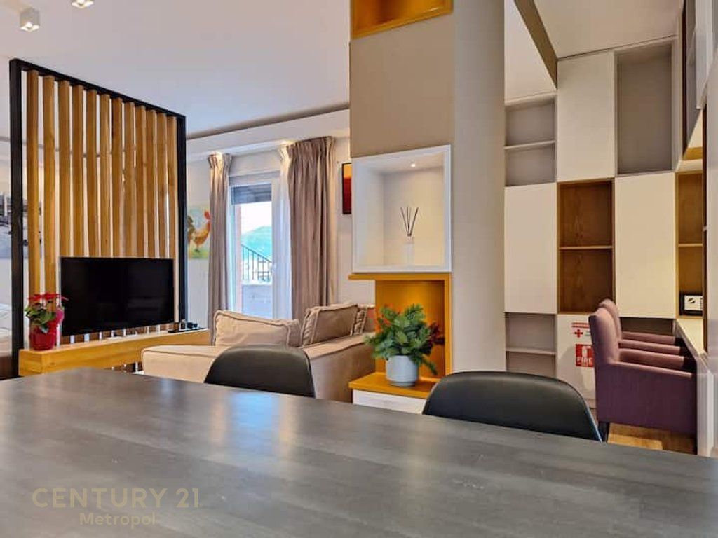 Affittasi studio con veranda nella zona di 21 Dhjetori, Tirana! 600 € /Mese Sup. Totale 51m2