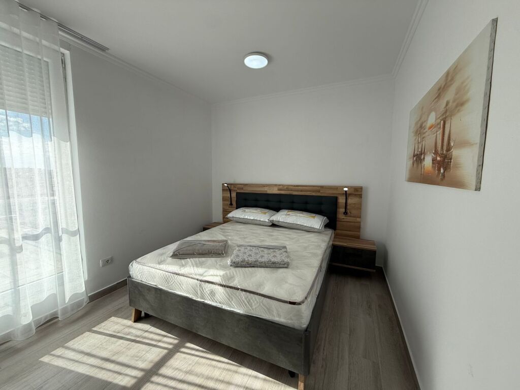 Appartamento 2+1 con parcheggio in affitto a Jordan Misja.  🚗 Con posto auto💰 Prezzo: 80.000 lek / mese  Per maggiori informazioni o visita, contattare privatamente.