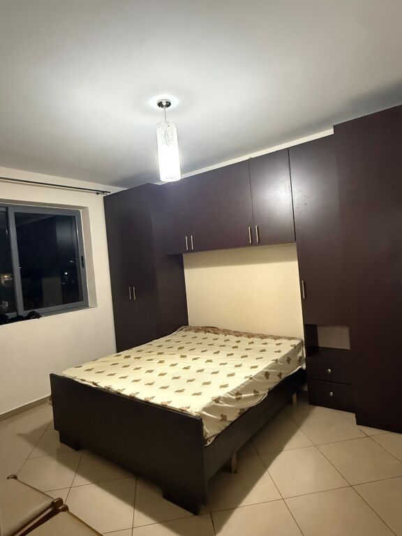 Jepet apartament me qera 1+1 ne Shkoze Siperfaqe totale :56 m2 Kati : 3 Organizohet : •Sallon ndenje +ambjent gatimi •1 dhome gjumi •1 tualet • Korridor Apartmenti eshte i  mobiluar .